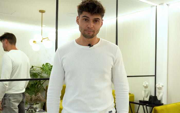 Javi Tudela en la clínica de medicina estética de la Dra Elena Berezo en Madrid