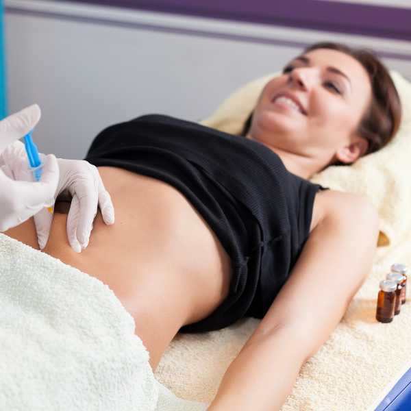mesoterapia para eliminar la grasa en caderas en la clínica de medicina estética