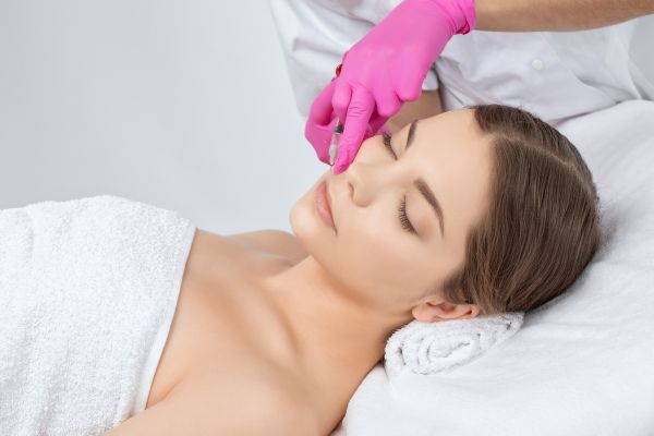 relleno surco nasogeniano con acido hialuronico